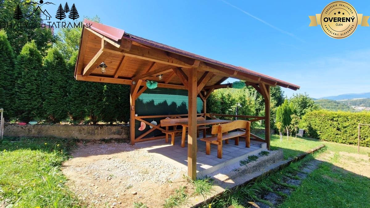 Murovaná chatka pri lese s krásnym výhľadom