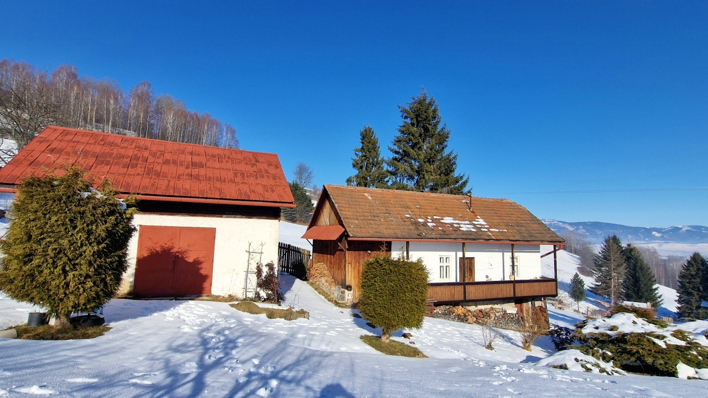 Chalúpka, polosamota, 1,9 ha pozemok, výhľad na Nízke Tatry 