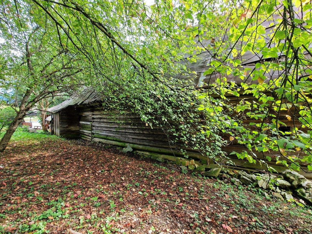 Pozemok s budovou na pokojnom mieste Mýto Nízke Tatry
