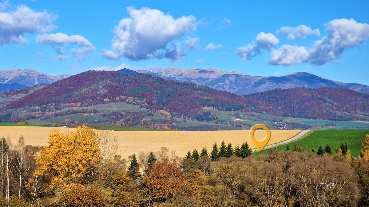 Slnečný pozemok s výhľadom na Nízke Tatry – Brezno