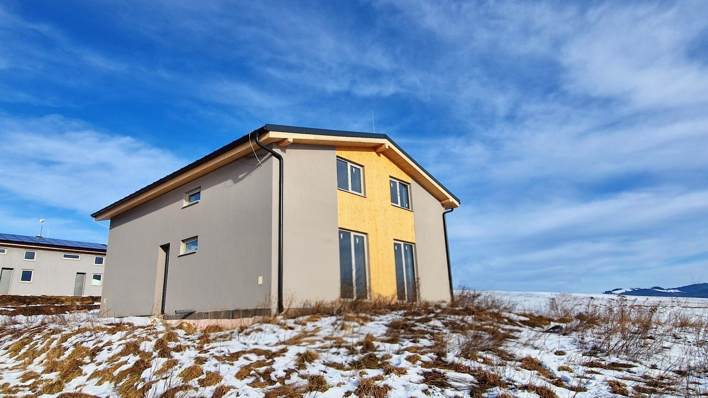 Únik z mesta, kde sa moderná architektúra stretáva s divokou prírodou?