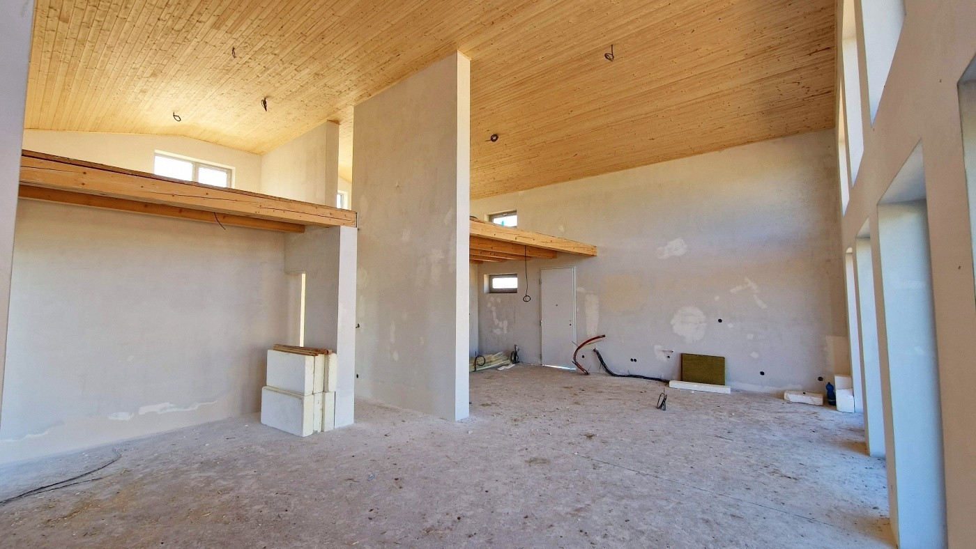 Únik z mesta, kde sa moderná architektúra stretáva s divokou prírodou?