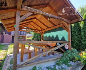 Murovaná chatka pri lese s krásnym výhľadom