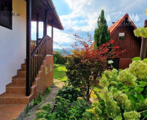 Murovaná chatka pri lese s krásnym výhľadom