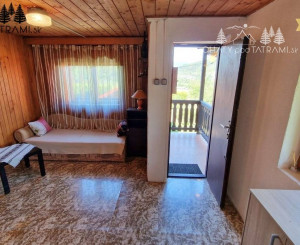 Murovaná chatka pri lese s krásnym výhľadom