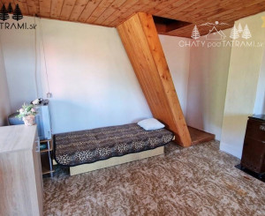 Murovaná chatka pri lese s krásnym výhľadom