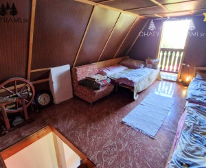 Murovaná chatka pri lese s krásnym výhľadom