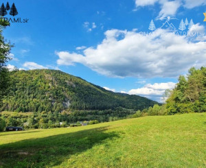 Murovaná chatka pri lese s krásnym výhľadom