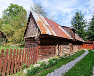 Pozemok s budovou na pokojnom mieste Mýto Nízke Tatry