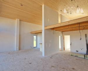 Únik z mesta, kde sa moderná architektúra stretáva s divokou prírodou?