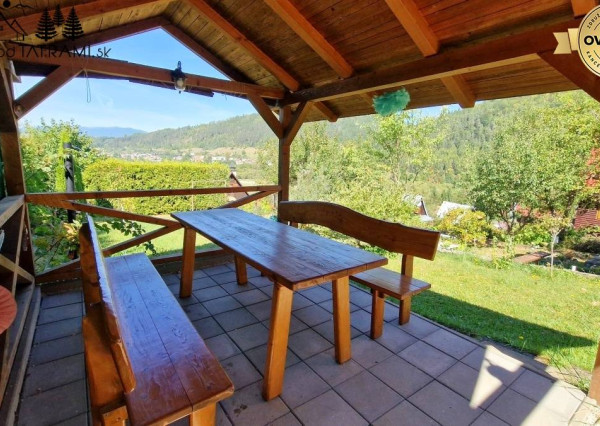 Murovaná chatka pri lese s krásnym výhľadom