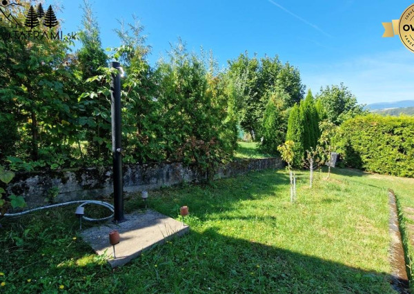 Murovaná chatka pri lese s krásnym výhľadom