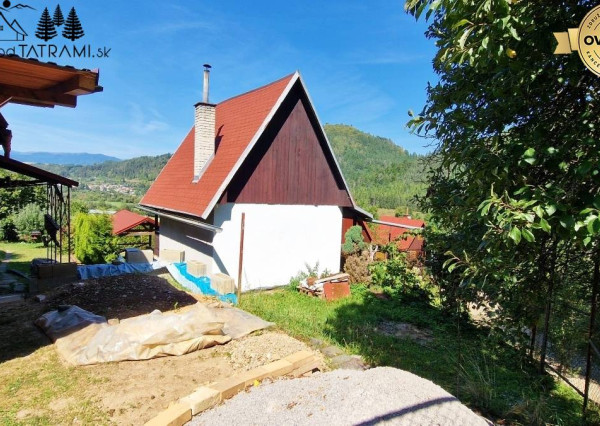 Murovaná chatka pri lese s krásnym výhľadom