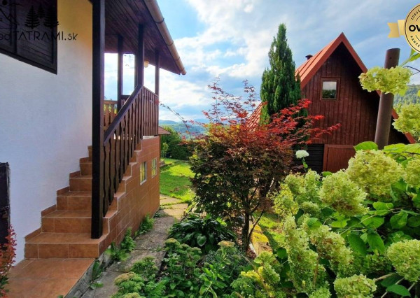 Murovaná chatka pri lese s krásnym výhľadom