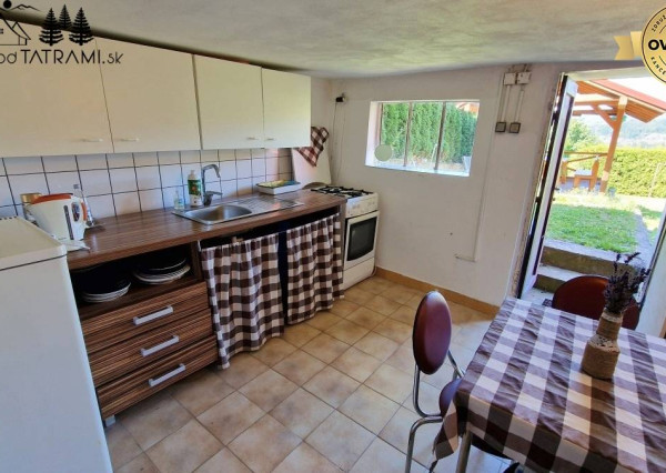 Murovaná chatka pri lese s krásnym výhľadom