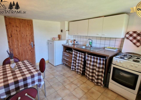 Murovaná chatka pri lese s krásnym výhľadom