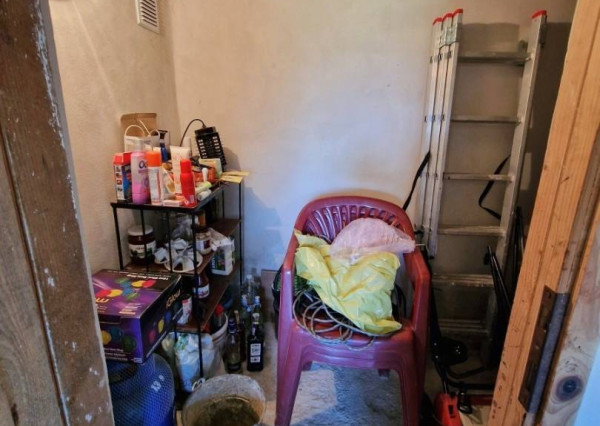 Murovaná chatka pri lese s krásnym výhľadom