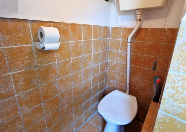 Murovaná chatka pri lese s krásnym výhľadom