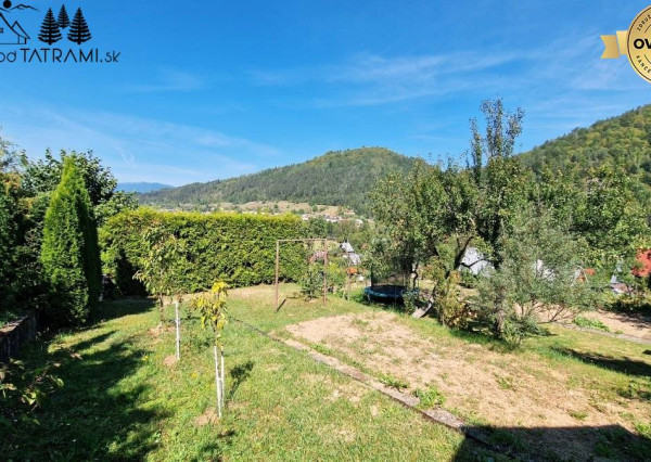 Murovaná chatka pri lese s krásnym výhľadom