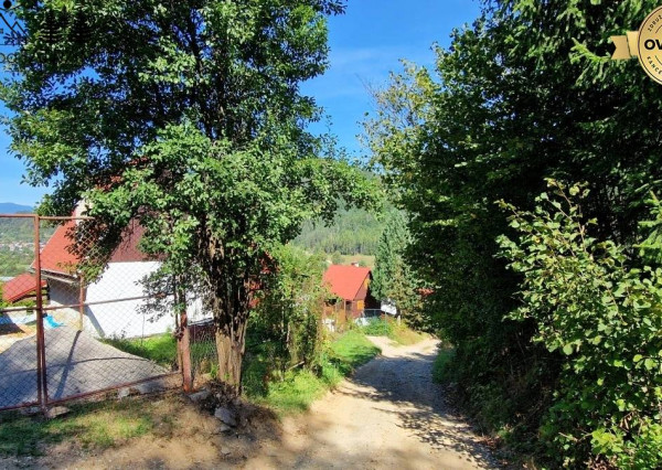 Murovaná chatka pri lese s krásnym výhľadom