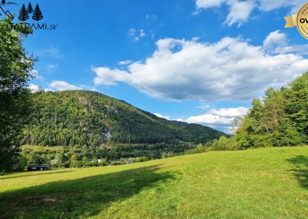 Murovaná chatka pri lese s krásnym výhľadom