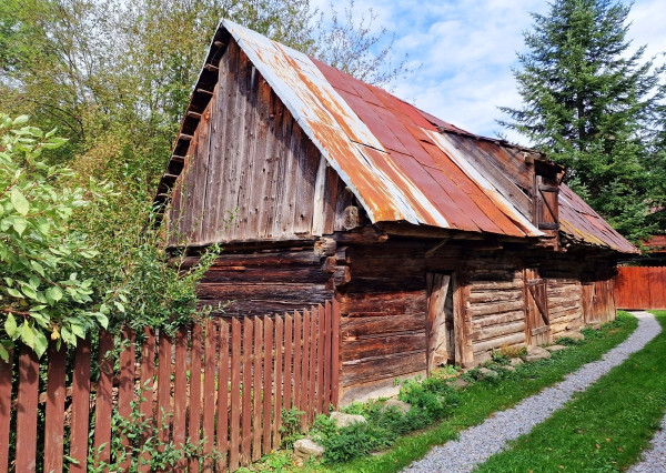 Pozemok s budovou na pokojnom mieste Mýto Nízke Tatry