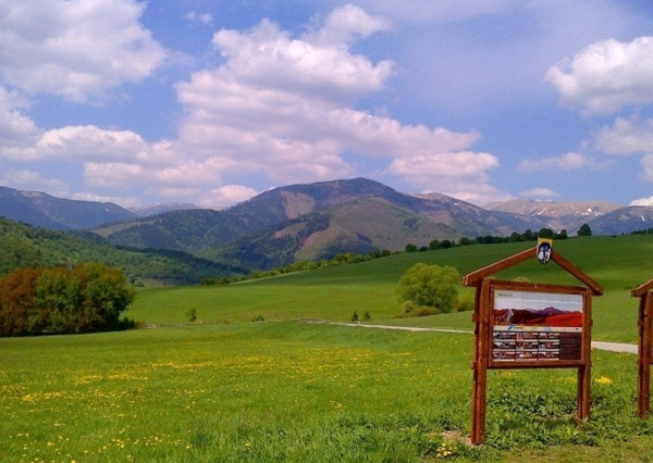 Pozemok s budovou na pokojnom mieste Mýto Nízke Tatry