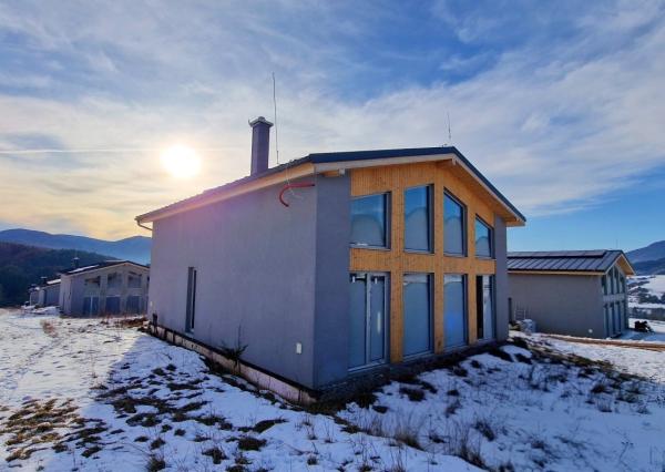 Únik z mesta, kde sa moderná architektúra stretáva s divokou prírodou?