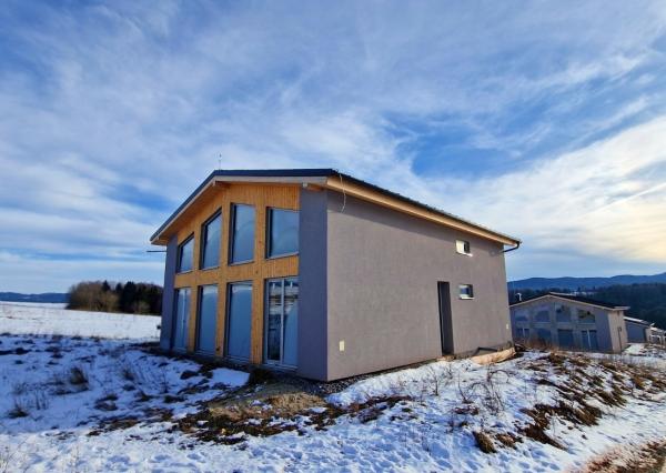 Únik z mesta, kde sa moderná architektúra stretáva s divokou prírodou?