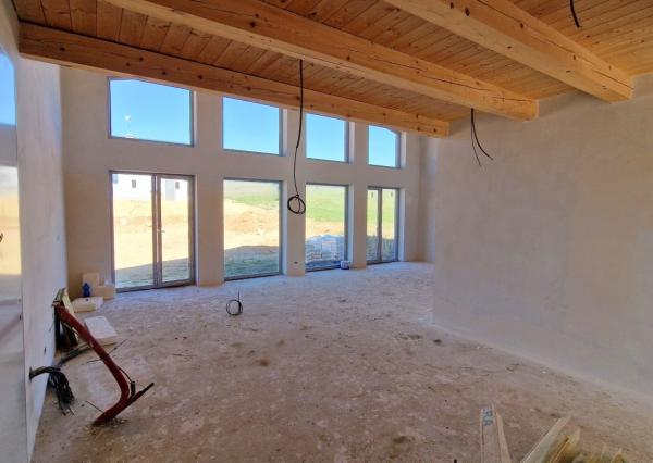 Únik z mesta, kde sa moderná architektúra stretáva s divokou prírodou?