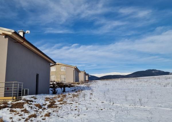 Únik z mesta, kde sa moderná architektúra stretáva s divokou prírodou?