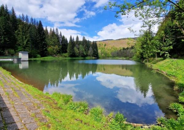 Únik z mesta, kde sa moderná architektúra stretáva s divokou prírodou?