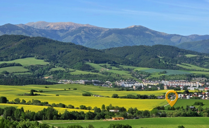 Slnečný pozemok s výhľadom na Nízke Tatry - fotografia 1